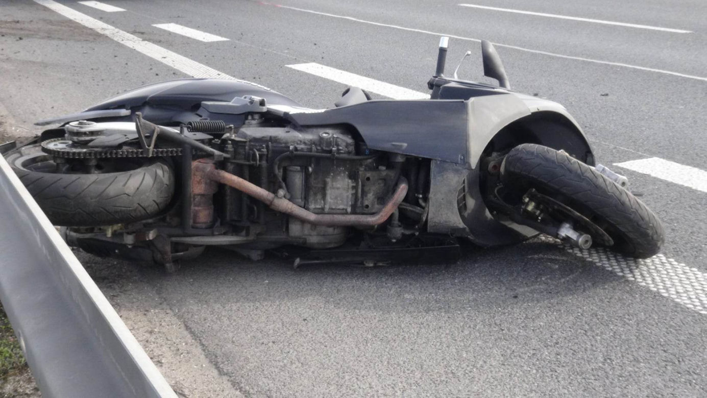 Tragiczny wypadek na S7. Skuterzysta roztrzaskał się o barierki