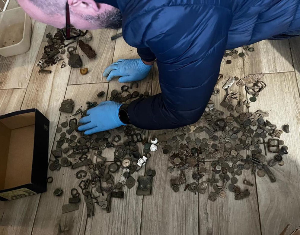 Miał w domu konika z brązu z epoki żelaza, nagolennik wojownika, zabytkowe monety. Sam wszystko znalazł pod ziemią i skrzętnie ukrył