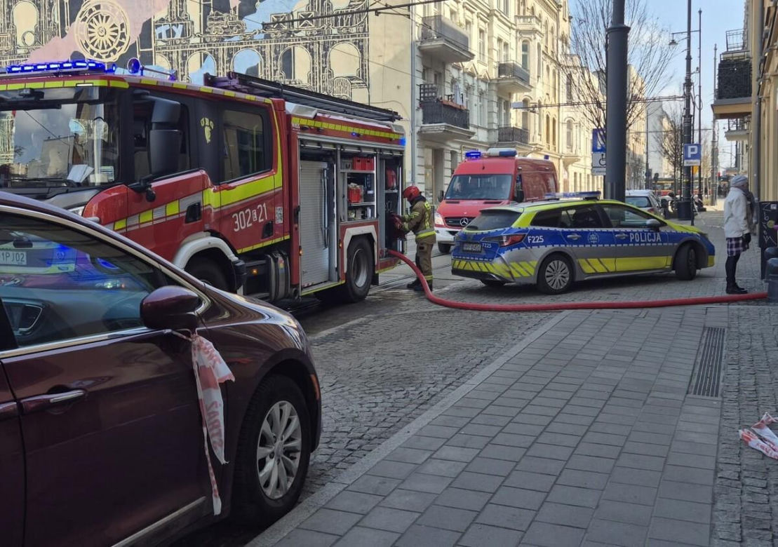 Wbiegli do zadymionej kamienicy, by ratować człowieka. Dramatyczne nagranie z akcji mrozi krew w żyłach