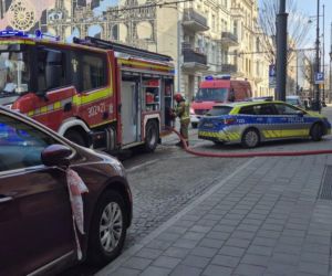 Wbiegli do zadymionej kamienicy, by ratować człowieka. Dramatyczne nagranie z akcji mrozi krew w żyłach