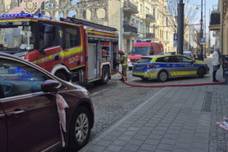 Wbiegli do zadymionej kamienicy, by ratować człowieka. Dramatyczne nagranie z akcji mrozi krew w żyłach