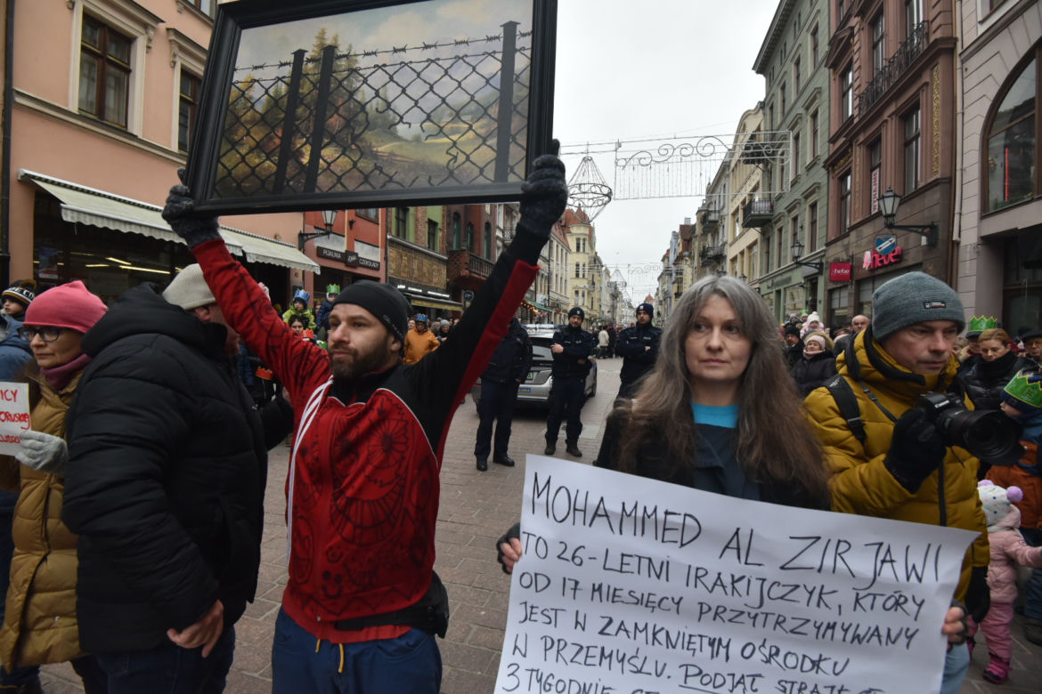 Orszak Trzech Króli 2023 w Toruniu. Efektowne figury, piękne kolory i aktywiści o dramacie uchodźców