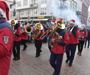 Orszak Trzech Króli 2026 w Toruniu. Zdjęcia z samego serca starówki