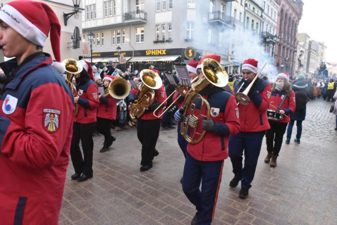 Orszak Trzech Króli 2026 w Toruniu. Zdjęcia z samego serca starówki