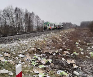 Groźne zderzenie pociągu z samochodem ciężarowym. Ruch na linii Siedlce-Białystok wstrzymany [ZDJĘCIA]