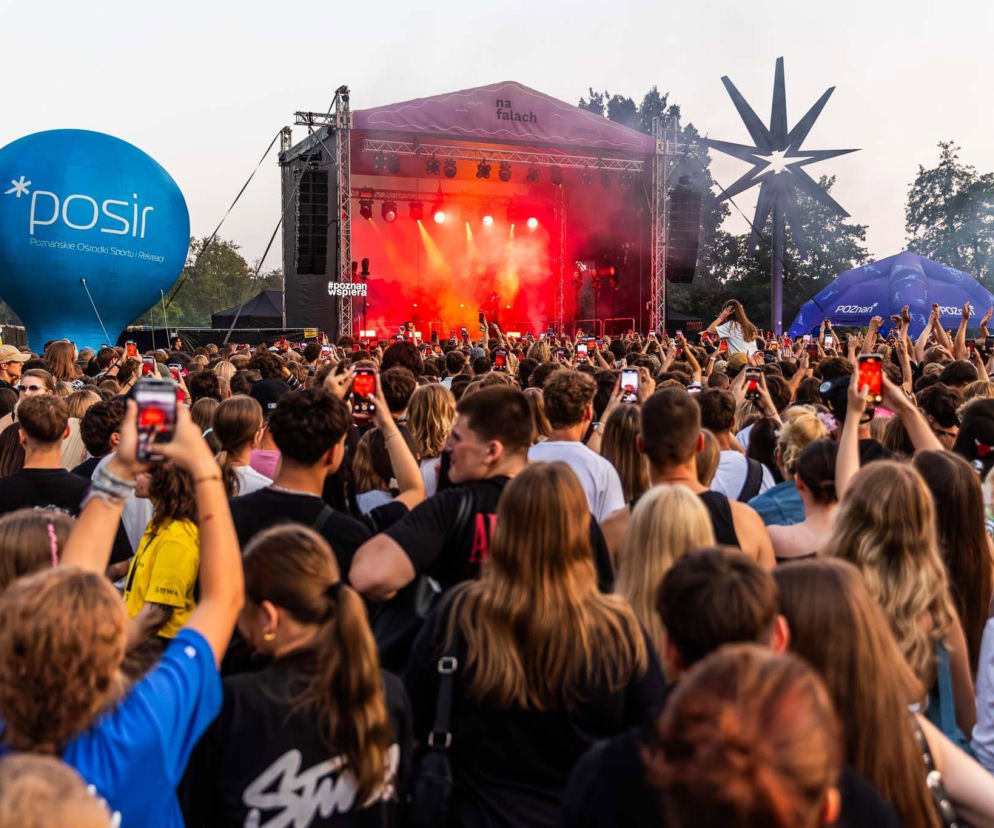 Tłum ludzi pod sceną podczas koncertu cyklu Na Falach. O nadchodzących wydarzeniach przeczytasz na Eska Poznań.