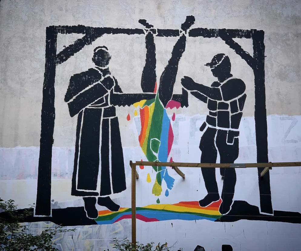 Kontrowersyjny mural w centrum Warszawy! Przedstawia tortury na osobie LGBT+