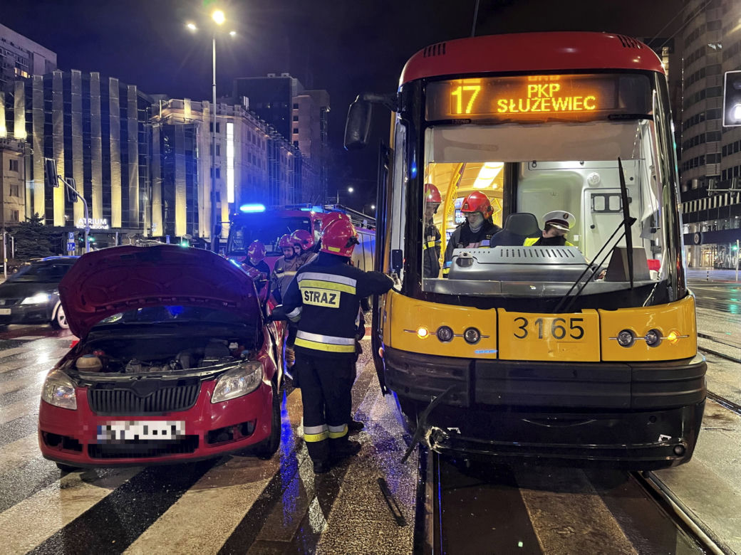 Kierowca skody zderzył się z tramwajem