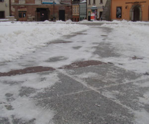 Rynek w Tarnowie pod śniegiem. W akcji pługopiaskarka MPGK