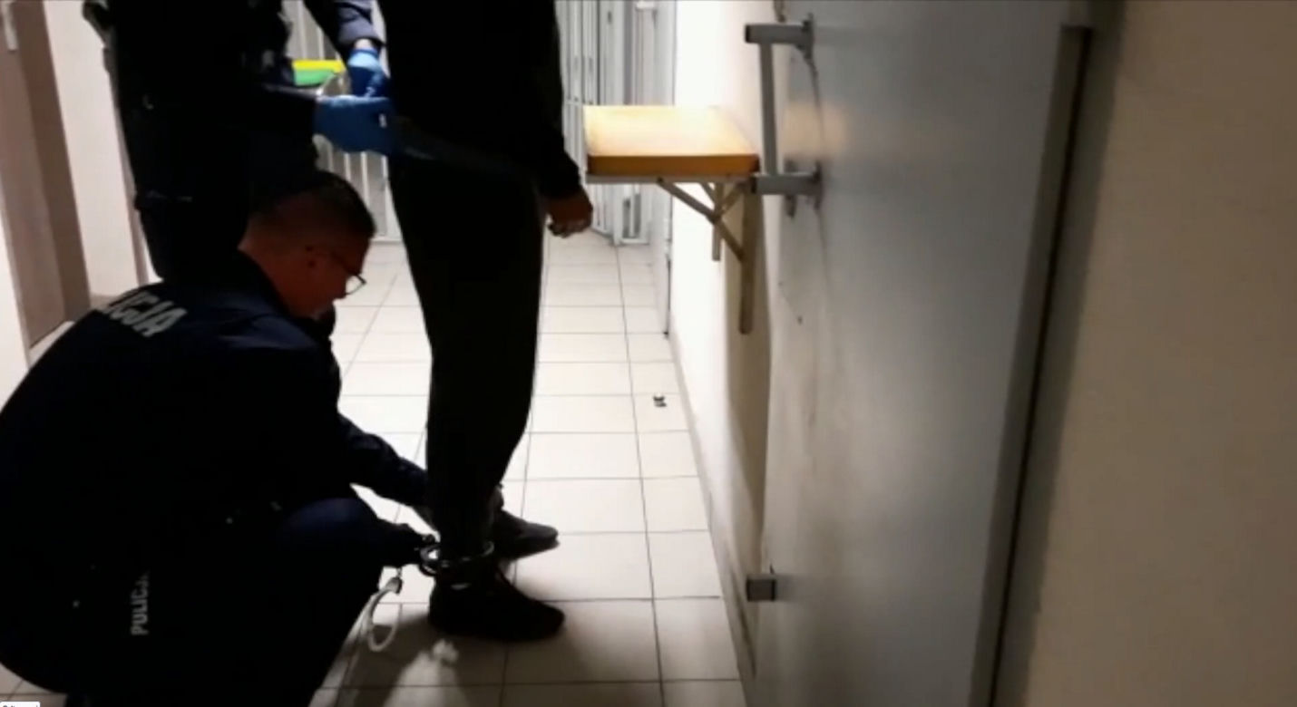 Miał do odsiadki 2 lata, teraz grozi mu nawet 10. Próbował rozjechać policjantów!