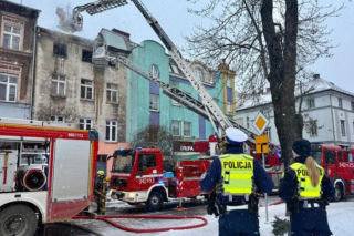 Pożar w Jeleniej Górze. Ewakuacja mieszkańców z płonącego budynku
