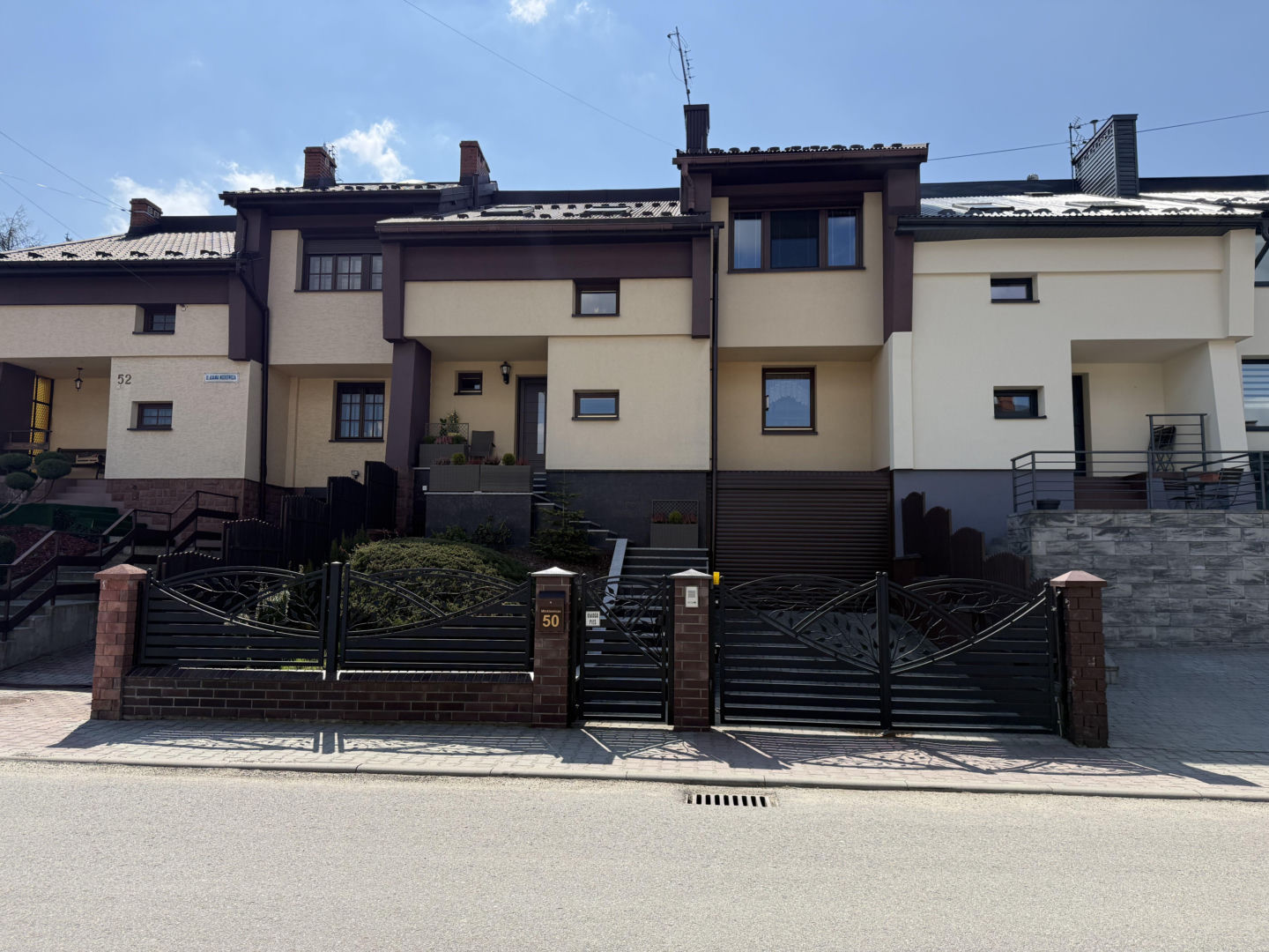 "Działy". Domy z lat 80. Limanowa