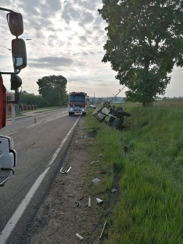Wypadek w Szczuczynie. Pijany kierowca osobówki uderzył w ciągnik [ZDJĘCIA]