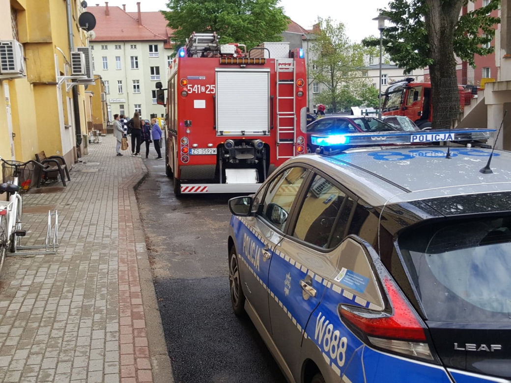 Dziecko stało na parapecie
