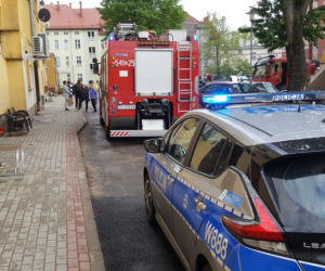 Dziecko stało na parapecie