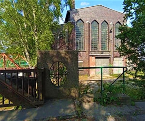 Zabytkowa podstacja na Wyspie Jaskółczej