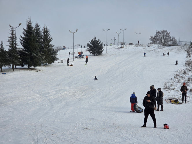 Tłumy narciarzy w bydgoskim Myślęcinku. Byliśmy na Stefanowym Stoku