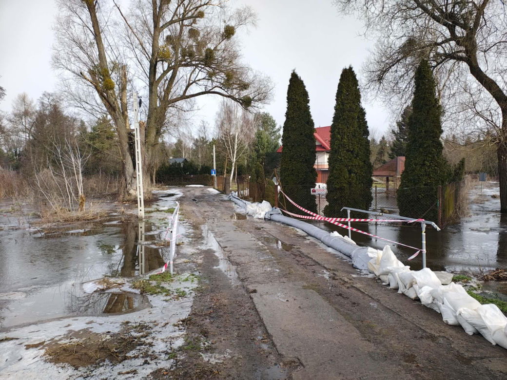 Przekroczenie poziomu alarmowego na Wkrze - sytuacja w piątek