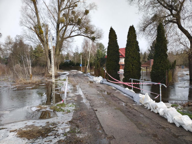 Przekroczenie poziomu alarmowego na Wkrze - sytuacja w piątek