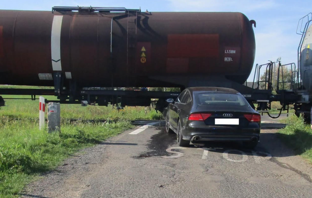 Wjechała Audi prosto pod pociąg. Prawda o kierującej zaskoczyła policjantów! [ZDJĘCIA]