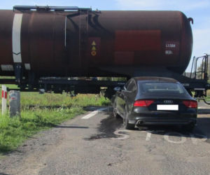 Wjechała Audi prosto pod pociąg. Prawda o kierującej zaskoczyła policjantów! [ZDJĘCIA]