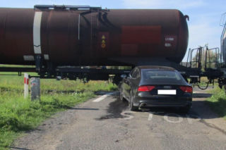 Wjechała Audi prosto pod pociąg. Prawda o kierującej zaskoczyła policjantów! [ZDJĘCIA]