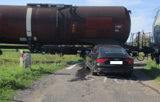 Wjechała Audi prosto pod pociąg. Prawda o kierującej zaskoczyła policjantów! [ZDJĘCIA]