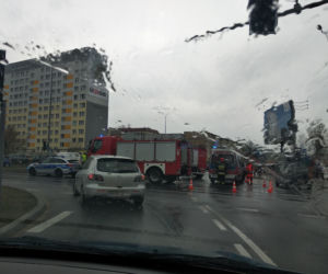 Białystok. Dachowanie samochodu osobowego na ul. Antoniukowskiej
