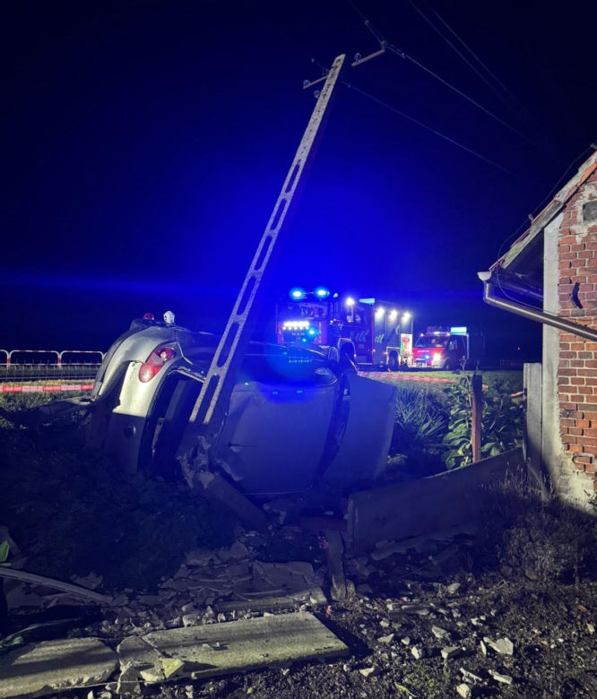 19-latek wypadł z drogi i uderzył w dom. Golf w strzępach, to cud że żyją!
