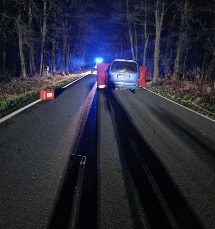 Wracał do domu, potrąciły go dwie osobówki. Zginął przygnieciony pod kołami auta