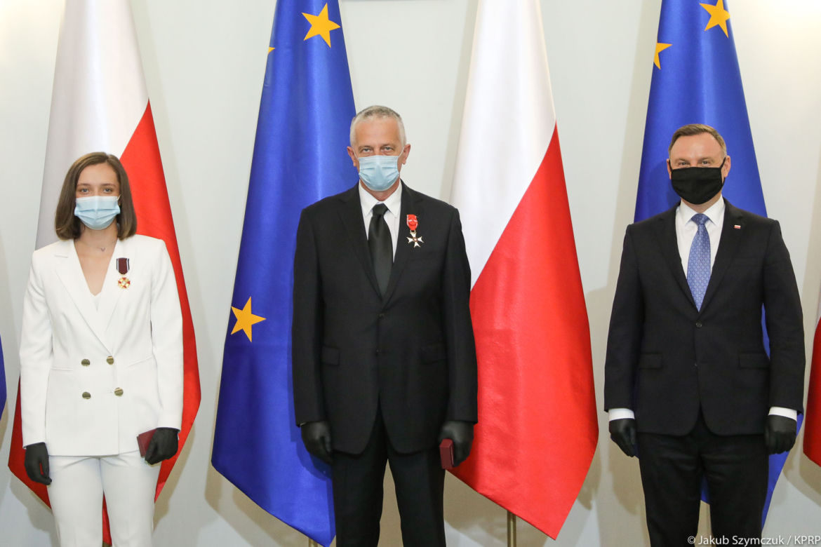 Iga Świątek odbiera odznaczenie od prezydenta