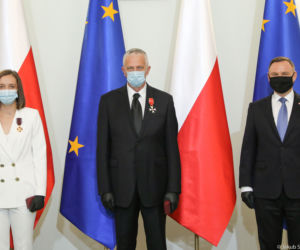 Iga Świątek odbiera odznaczenie od prezydenta