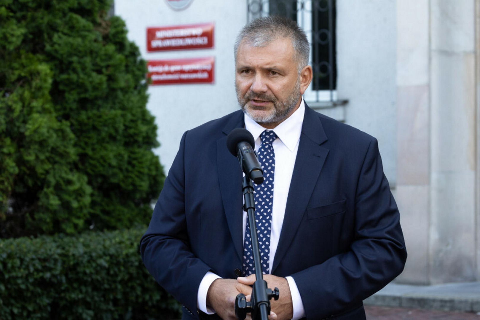 Żurek przekazał nowe wiadomości ws. Piesiewicza. "Jest przewożony do prokuratury"