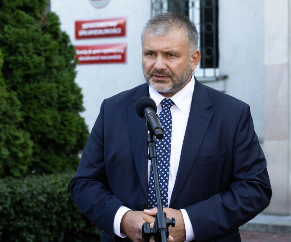 Minister Waldemar Żurek podczas konferencji przed Ministerstwem Sprawiedliwości. O szczegółach sprawy pisze SE Polityka.