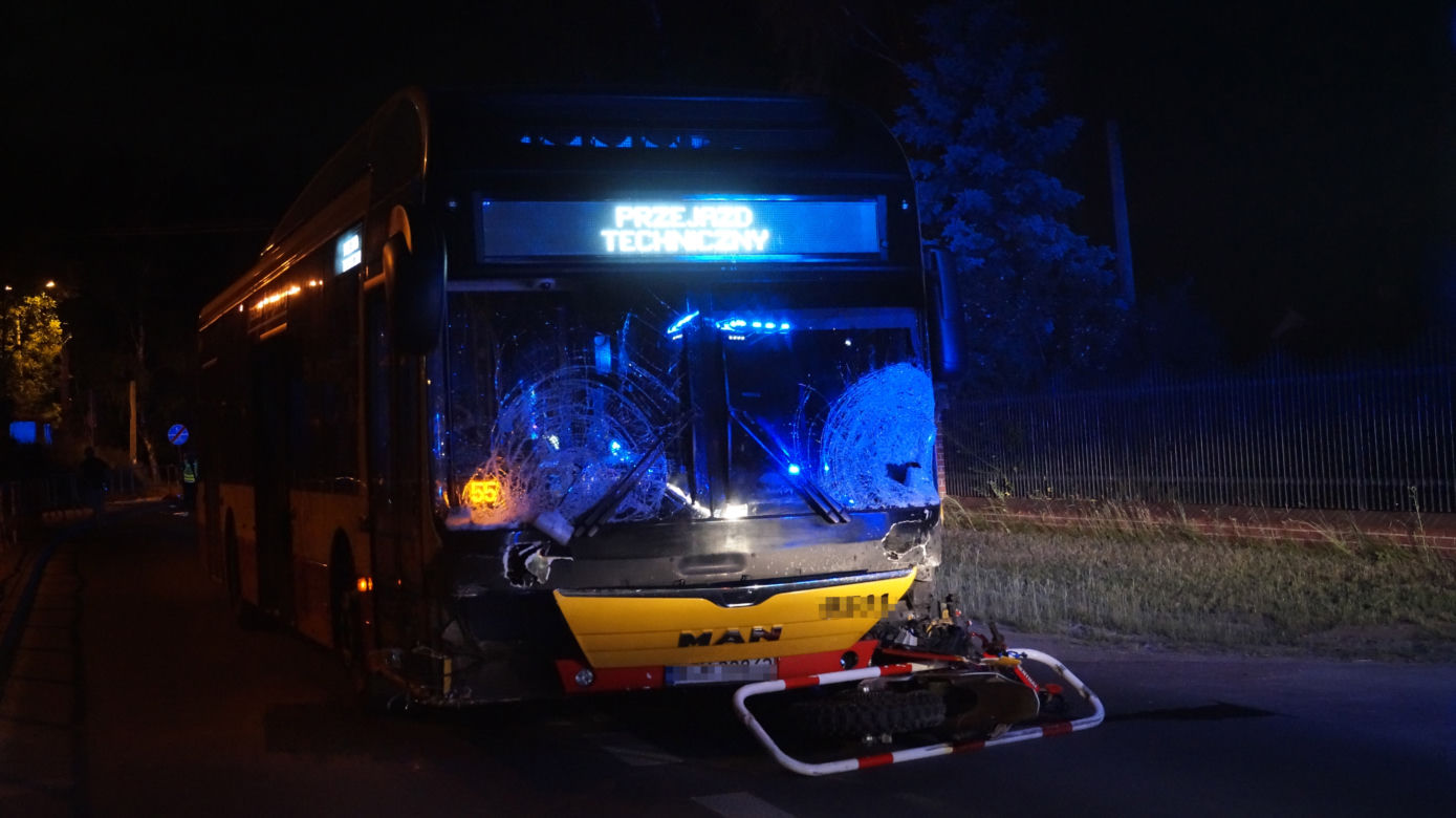 Koszmarny wypadek pod Piasecznem. Wbił się motocrossem w autobus, nie żyje