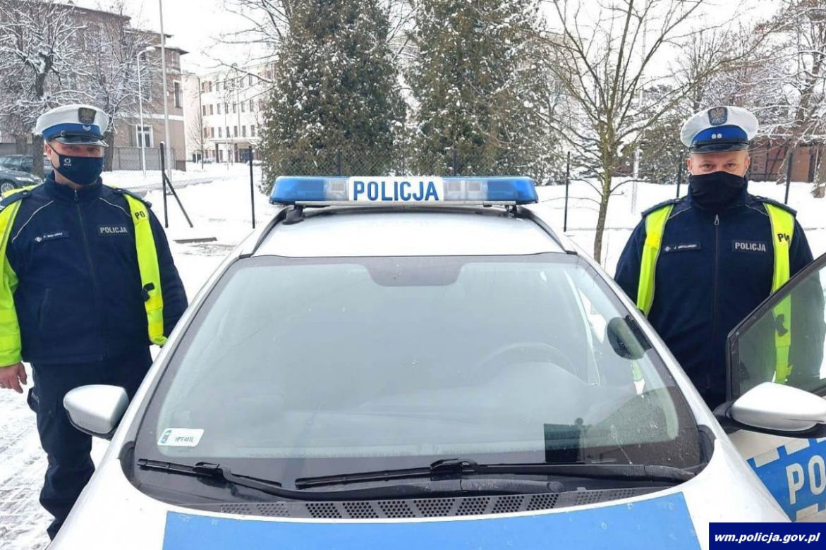 Pasym. Pożar domu jednorodzinnego. Policjanci ewakuowali 13-latkę i jej 64-letnią babcię