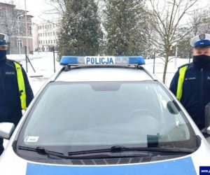Pasym. Pożar domu jednorodzinnego. Policjanci ewakuowali 13-latkę i jej 64-letnią babcię