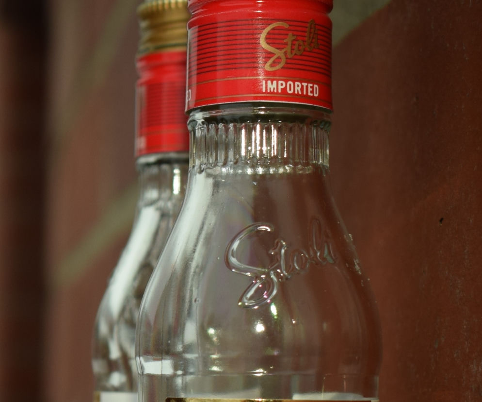 Pobił kasjerkę za dwie butelki alkoholu. Sklepowy złodziej stanie przed sądem