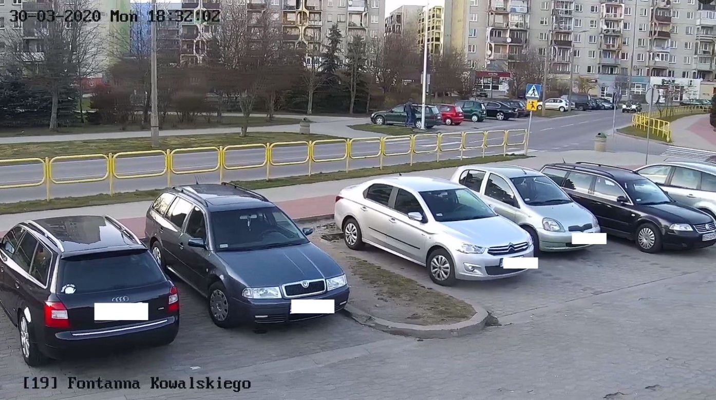Suwałki. Łobuz w kapturze walił w zielonego passata. Nagrała go kamera [WIDEO]