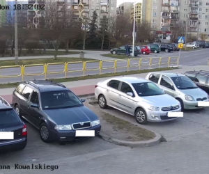 Suwałki. Łobuz w kapturze walił w zielonego passata. Nagrała go kamera [WIDEO]