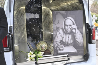 Pogrzeb Pono i tłum na cmentarzu. Rafała Artura Poniedzielskiego żegnają znani przyjaciele. Wzruszająca uroczystość