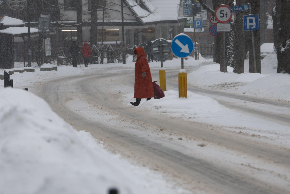 Zakopane pod śniegiem. Miasto ma problem z opadami