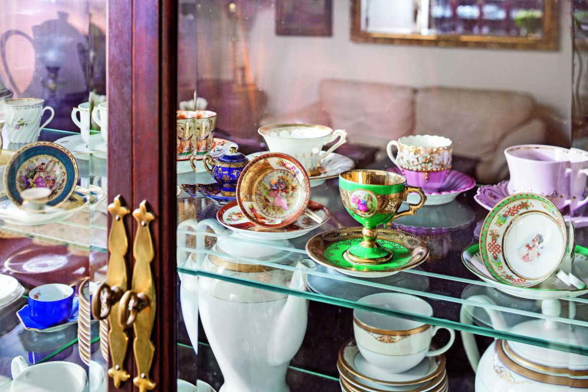 Porcelanowa zastawa jako dekoracja salonu