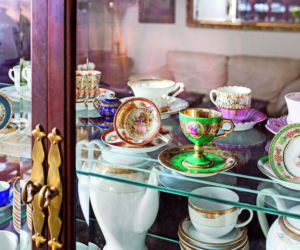 Porcelanowa zastawa jako dekoracja salonu