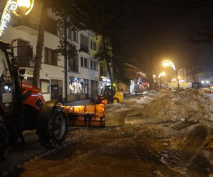 Akcja wywożenia śniegu z Krupówek