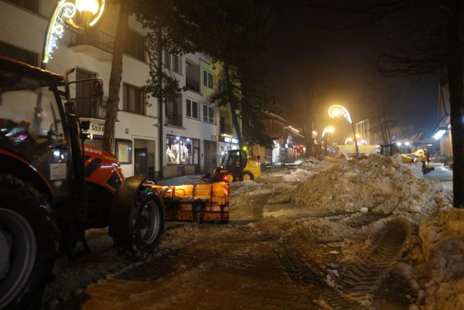 Akcja wywożenia śniegu z Krupówek