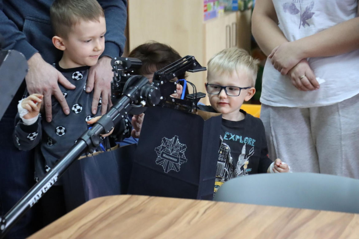 Kontrterroryści w czapkach św. Mikołaja zwisali z dachu szpitala. Zrobili to dla dzieci