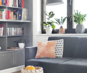 Elegancki salon z kuchnią: projekt mieszkania w bloku