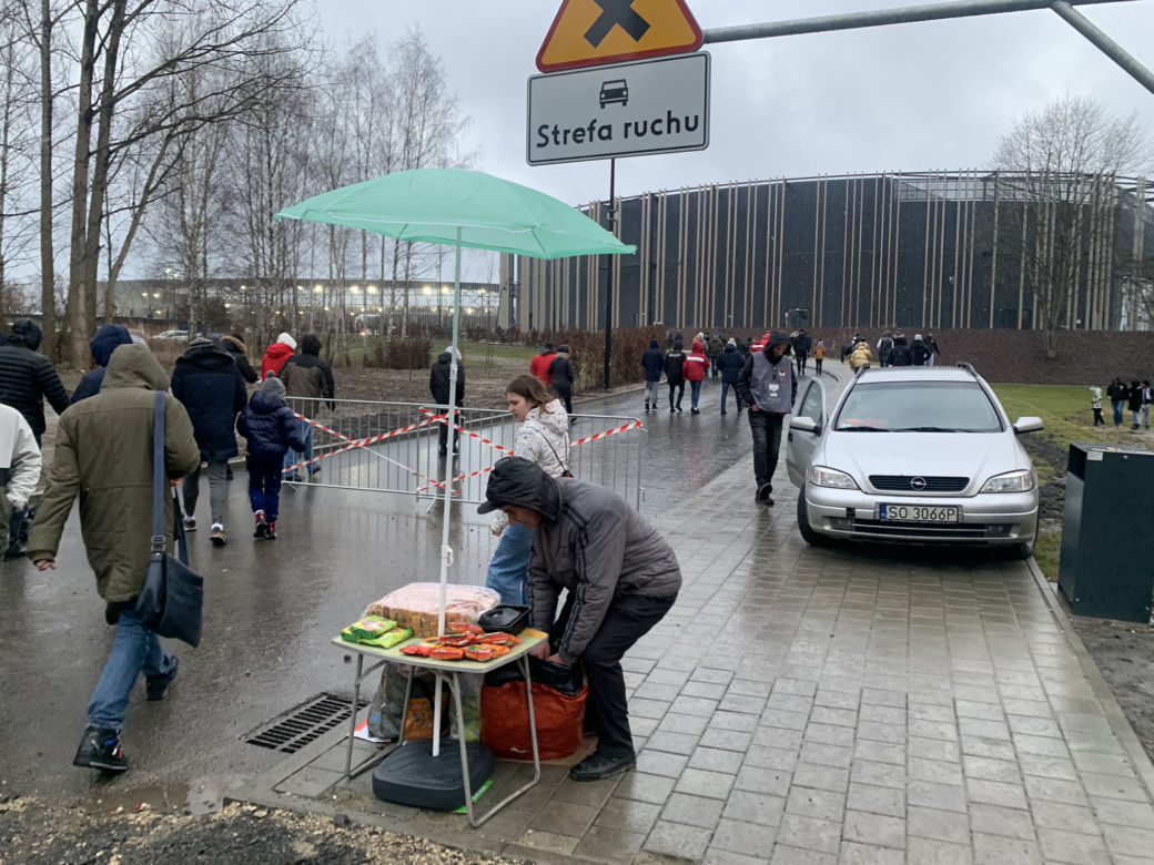 Mecz Zagłębia sparaliżował Sosnowiec.  Na ulicach wokół stadionu wytworzyły się ogromne korki, kibice nie mają gdzie parkować