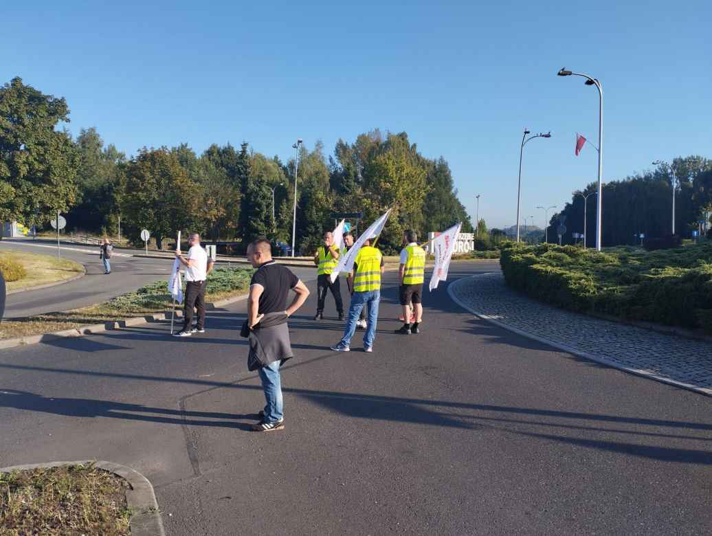 Protest górników w Jastrzębiu-Zdroju. Blokują kluczowe rondo i główne drogi